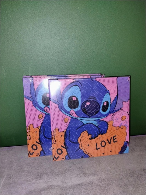 Obrazek diamentowy 5D – Stitch z sercem "LOVE" Obrazek diamentowy 5D – Stitch z sercem "LOVE"