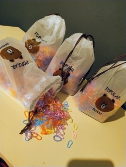 Kolorowe gumki do włosów w woreczku – mix kolorów
