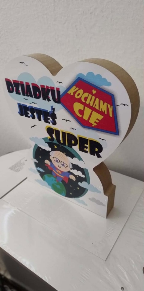 drewniana statuetka w kształcie serca